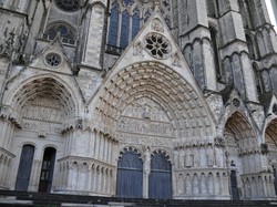 mini_a-la-fin-du-xiie-siecle-une-cathedrale-d-avant-garde-pour-un-monde-nouveau-59df24e6554a8.jpg