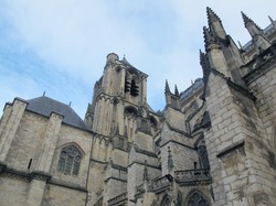 mini_a-la-fin-du-xiie-siecle-une-cathedrale-d-avant-garde-pour-un-monde-nouveau-59df252990d1c.jpg