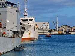 mini_la-base-navale-du-port-de-la-pointe-des-galets-5590e1d47cdb5.jpg