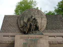 mini_le-monument-au-sergent-andre-maginot-a-fleury-devant-douaumont-5b93dcc489e25.jpg
