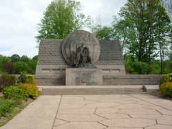 mini_le-monument-au-sergent-andre-maginot-a-fleury-devant-douaumont-5b93dcc51b21c.jpg