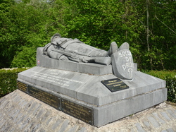 mini_le-monument-du-soldat-droit-5b93e1de93ac7.jpg